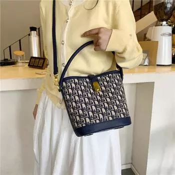 Модные и универсальные сумки с пряжкой-замком того же стиля, новый стиль с темпераментом для ношения в руке на одном плече