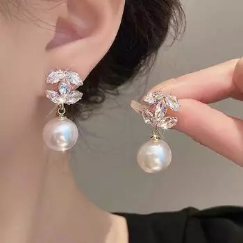 Модные классические пары сережек-гвоздиков с жемчугом для женщин, легкие роскошные высококачественные уникальные серьги 2024 года, новые популярные серьги белый