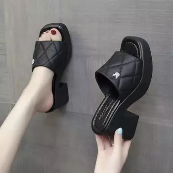 Модные классные тапочки на толстой подошве для женщин, лето 2024, новые однотонные тапочки с кексами, женская обувь на танкетке, классные пляжные тапочки 35 чёрный