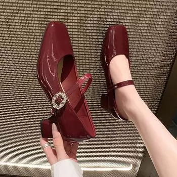 Модные красные туфли Мэри Джейн, женские роскошные туфли с кристаллами и пряжкой, туфли на высоком каблуке из лакированной кожи, туфли-лодочки на среднем каблуке, женские туфли для вечеринки во французском стиле 2024 4.5 красный