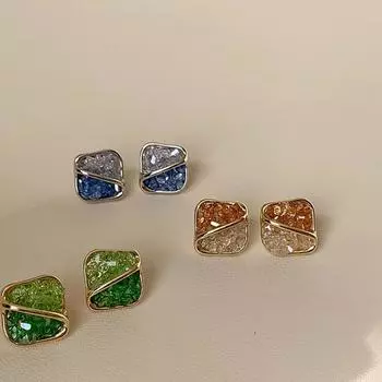 Модные квадратные серьги-гвоздики с разбитыми кристаллами, идеальные для весны и лета зелёный