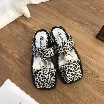 Модные летние новые сандалии Baotou женские модные туфли с квадратным носком и полым металлическим кольцом на мягкой подошве с нескользящей подошвой на низком каблуке 35 цветной печати леопарда