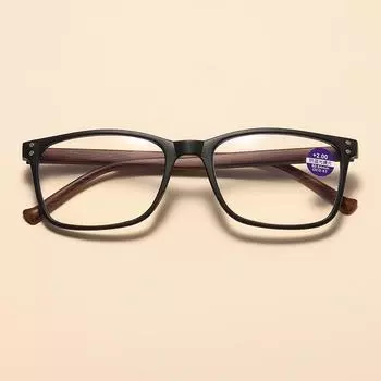 Модные люди среднего и пожилого возраста высокой четкости читают, читают газеты, используют мобильные телефоны, очки для чтения +100