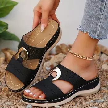 Модные металлические декоративные сандалии на танкетке, женские летние шлепанцы из искусственной кожи на платформе, женская удобная нескользящая пляжная обувь 36