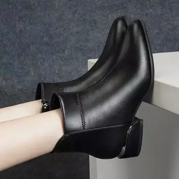 Модные модные ботинки 2024 года, осенне-зимняя новинка, короткие, с заостренным носком, с боковой молнией, с плоским дном, модные короткие ботинки для мам 35 чёрный