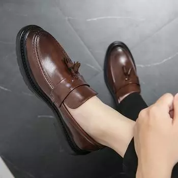 Модные мужские повседневные туфли из тисненой кожи, мужские классические ретро-лоферы с кисточками в британском стиле, мужские туфли без застежек на плоской подошве для вождения на открытом воздухе 37 чёрный