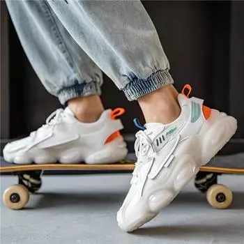 Модные мужские туфли для папы на толстой подошве. Летние сетчатые дышащие кроссовки. Нескользящие амортизирующие износостойкие мужские кроссовки для бега. 43 белый