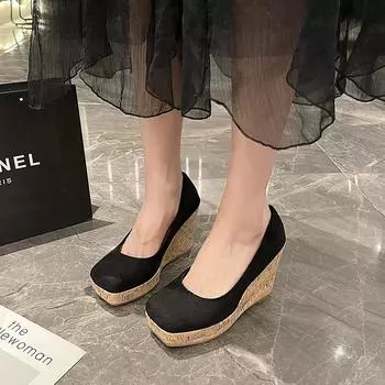 Модные осенние женские туфли на танкетке, повседневные туфли на мелкой платформе для прогулок, популярные женские туфли без застежек, большой размер 42 35 чёрный