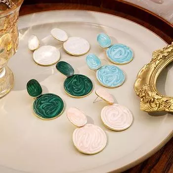 Модные овальные серьги конфетного цвета с нежными фактурными каплями синий