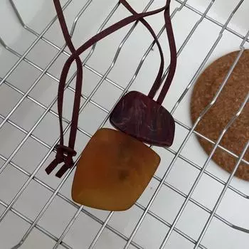 Модные ожерелья для женщин. Ювелирные изделия коричневый