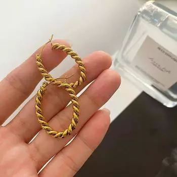 Модные подиумные серьги с закрученными плетеными кругами из золота, простые серьги из стали с пептидным покрытием из 18-каратного золота для женщин золотой