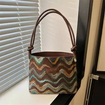 Модные полосы, весенний тренд, контрастные цвета, плетение, фактура, индивидуальность, одно плечо, диагональная сумка-ведро под мышкой белый