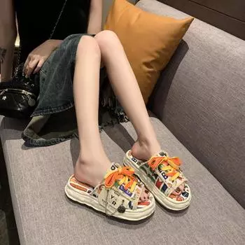 Модные повседневные тапочки с граффити женские 2024 года, новые, растворенные, с толстой подошвой, универсальные, увеличивающие рост, супер огонь, одно слово, перетаскивание прилива 35 чёрный