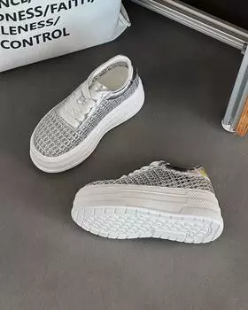 Модные повседневные туфли на толстой подошве с вырезами, женские летние новые плетеные сетчатые белые туфли, универсальные туфли-маффины 35 серебряный