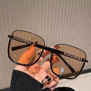Модные прозрачные светло-коричневые солнцезащитные очки с круглым удлиненным лицом Street Shot Xiaohongshu, очки для пар с желтыми линзами single sunglasses. чёрный