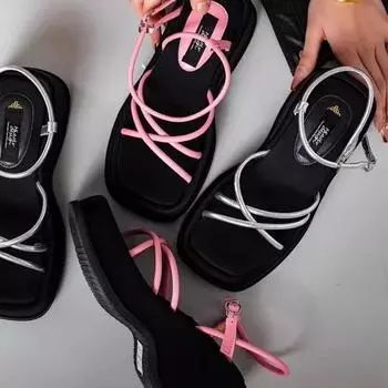 Модные сандалии женские летние новинки 2024 года, пляжная мода, сексуальные плоские повседневные туфли с открытым носком и перекрестными шнурками, узкие туфли в стиле феи, черные римские сандалии 35 серебряный