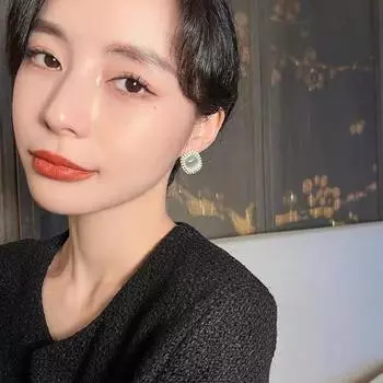 Модные серьги и серьги с покрытием маслом и золотом.