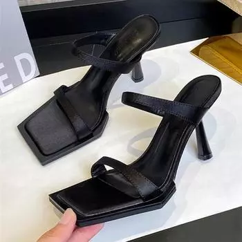 Модные сексуальные квадратные носки черные атласные босоножки на тонком высоком каблуке с открытым носком женские летние роскошные серебряные аксессуары с цепочкой женские тапочки 35