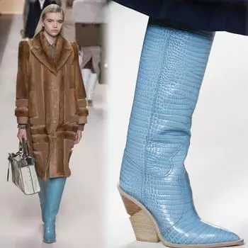 модные сексуальные женские сапоги большого размера 2024 года, европейская американская мода, новый показ мод, длина до колена, заостренный каблук с рисунком под дерево, высокие сапоги 34 белый