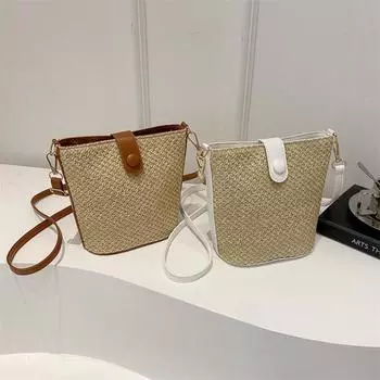 Модные соломенные плетеные сумки для женщин. Летом, новый модный тренд. Плетеная сумка на одно плечо. Уличная фотография. Шопинг. Сумка-ведро через плечо. Тенденция.