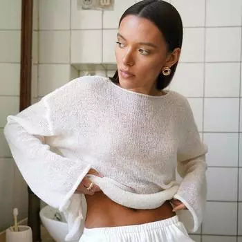 Модные свободные трикотажные свитера с открытыми плечами, женские футболки с круглым вырезом и расклешенными рукавами, повседневные осенние тонкие перспективные сексуальные футболки 25946 S белый