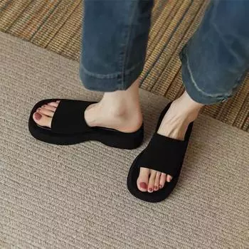 Модные тапочки большого размера для женщин 2024 года, новые европейские и американские импортные товары, танкетка, толстая подошва, модные повседневные тапочки 35 чёрный