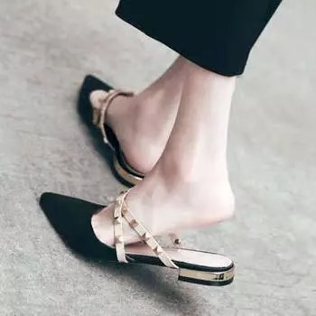 Модные тапочки с сумкой на голове, женская верхняя одежда, новинка 2025 года, весна-лето, полуоблегающие, универсальные, с заклепками, с острым носком, с плоским дном, корейская версия обуви 35 чёрный