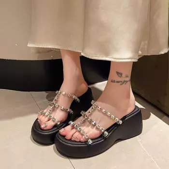 Модные тапочки со стразами и толстой подошвой, классные женские новые летние 2024 года, верхняя одежда, одно слово, нескользящая мягкая подошва 35 чёрный