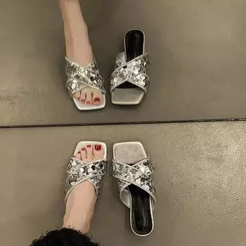 Модные трендовые женские тапочки с блестками, модные шлепанцы с открытым носком на низком каблуке, женские уличные пляжные сандалии 2024 года Size 35(foot 22.5cm) серебряный