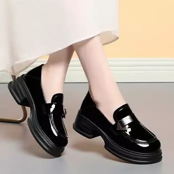 Модные туфли на платформе Новые женские туфли Мягкая кожа Толстые каблуки Британский маленький круглый носок Металлические украшения Белые кожаные туфли 35