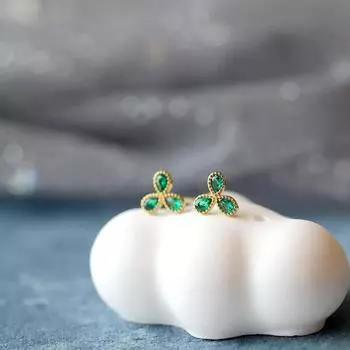 Модные украшения Гвоздики для ушей Женские Изумрудные Маленькие Цирконы Легкая Роскошь Клевер Простые Серьги с Холодным Ветром зелёный