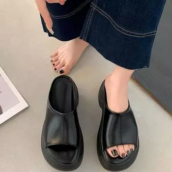 Модные универсальные интернет-знаменитости белые тапочки с утолщенной подошвой с одним символом женская летняя одежда 2025 года новые супер огненные сандалии 35 чёрный