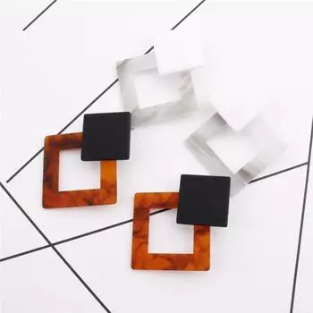 Женские серьги в форме ромба серый