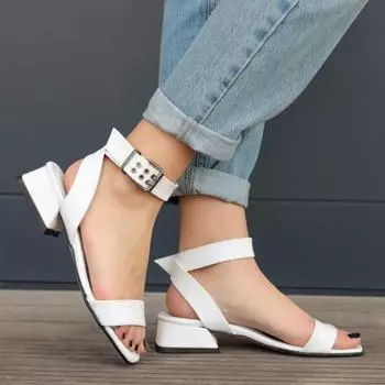 Модные женские белые босоножки на коротком каблуке