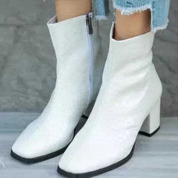 Модные женские белые сапоги с крокодиловым узором