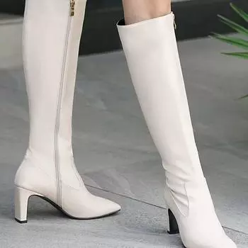 Модные женские бежевые кожаные сапоги на плоской подошве на каблуке