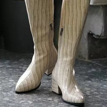 Модные женские бежевые сапоги из крокодиловой кожи