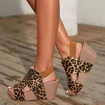 Модные женские босоножки на танкетке 2024 года, летние женские повседневные нескользящие тапочки с открытым носком и толстой подошвой на платформе с леопардовым принтом 35