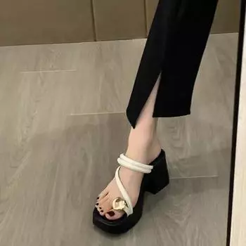 Модные женские босоножки на высоком каблуке 2025 года, новые толстые каблуки, толстая подошва, две пары, классные тапочки, женская летняя верхняя одежда, пляжная обувь с носком 35 чёрный