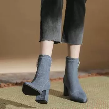 Модные женские джинсовые светло-голубые остроносые сапоги с толстым каблуком и металлической пряжкой. Удобная застежка-молния сзади. Стильные короткие сапоги. 36 светло-синий