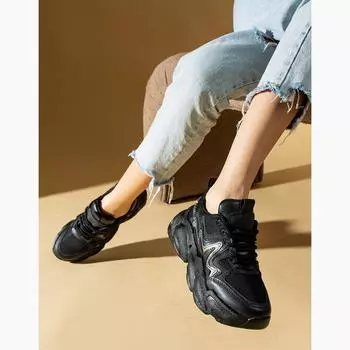 Модные женские кроссовки на шнуровке с высокой подошвой и полосками 36-166-23