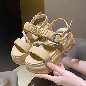 Модные женские летние босоножки на толстой подошве с пряжкой и ремешком, тапочки на высокой платформе и танкетке, новые женские шлепанцы с металлическим украшением и толстой подошвой, туфли-лодочки 8 см 34 чёрный