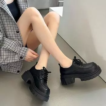 Модные женские повседневные спортивные туфли на толстой подошве в британском стиле с низким каблуком, новые удобные туфли с перекрестными ремешками в студенческом стиле 35 чёрный