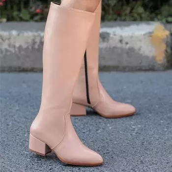 Модные женские сапоги цвета кожи