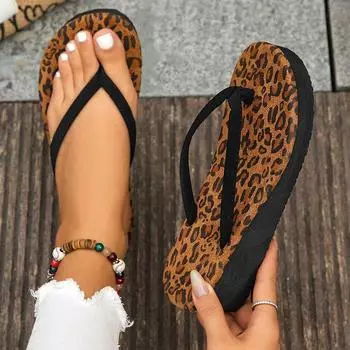 Модные женские шлепанцы с леопардовым принтом 2024 года, уличные тапочки на платформе с клипсой, женские легкие нескользящие летние шлепанцы на танкетке, пляжная обувь 35-36 леопардовый