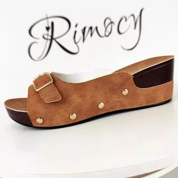 Модные женские тапочки на танкетке с заклепками, лето 2024, уличные сандалии на платформе, женские нескользящие повседневные туфли из искусственной кожи, шлепанцы 35 чёрный