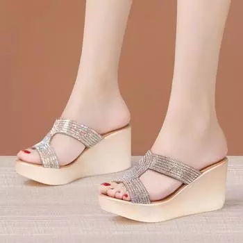 Модные женские тапочки на танкетке со стразами и кристаллами, сандалии на платформе, элегантные летние туфли с открытым носком и высоким каблуком для отдыха на природе, пляжная обувь 35 чёрный