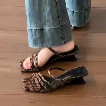 Модные женские тапочки с леопардовым принтом на среднем каблуке, летняя обувь 2024 года, дизайнерские пляжные шлепанцы для прогулок, новые повседневные туфли-лодочки, удобные женские шлепанцы 35 цветной печати леопарда
