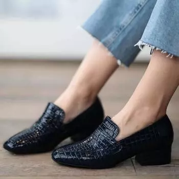 Модные женские темно-синие туфли на каблуке из крокодиловой кожи