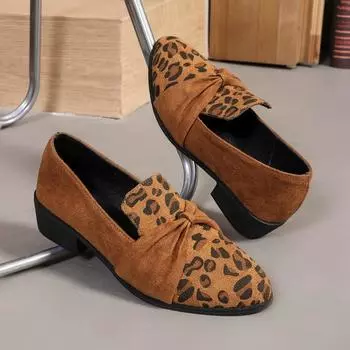 Модные женские туфли-лоферы с острым носком 2024 года дополнены элементами леопардового принта и доступны в различных однотонных цветах. 36 чёрный